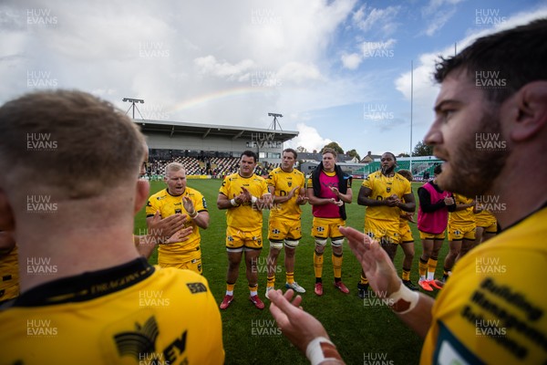 130925 - Dragons RFC v Scarlets - Pre Season Friendly - Dragons team huddle