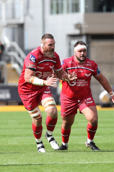 130925 - Dragons RFC v Scarlets - Preseason Friendly - Jake Ball of Scarlets with Harri O’Connor in support