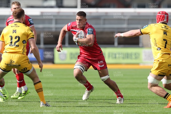 130925 - Dragons RFC v Scarlets - Preseason Friendly - Jarrod Taylor of Scarlets runs at Aneurin Owen of Dragons 