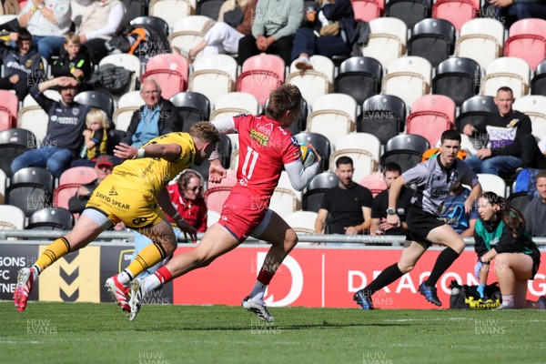 130925 - Dragons RFC v Scarlets - Preseason Friendly - Ellis Mee of Scarlets scores a try
