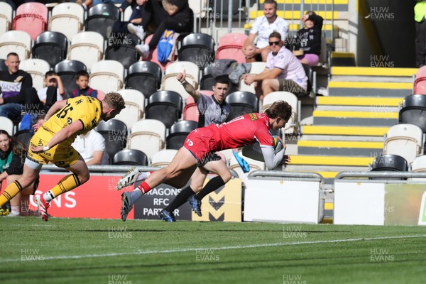 130925 - Dragons RFC v Scarlets - Preseason Friendly - Ellis Mee of Scarlets scores a try