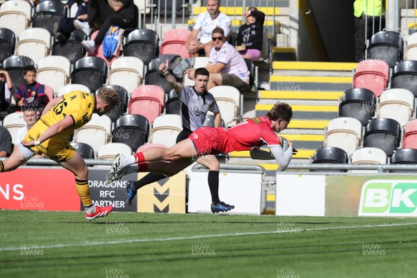 130925 - Dragons RFC v Scarlets - Preseason Friendly - Ellis Mee of Scarlets scores a try