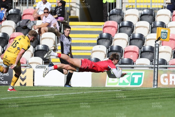 130925 - Dragons RFC v Scarlets - Preseason Friendly - Ellis Mee of Scarlets scores a try