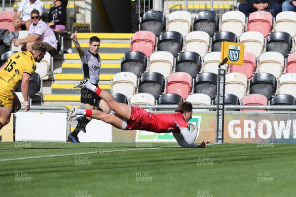 130925 - Dragons RFC v Scarlets - Preseason Friendly - Ellis Mee of Scarlets scores a try