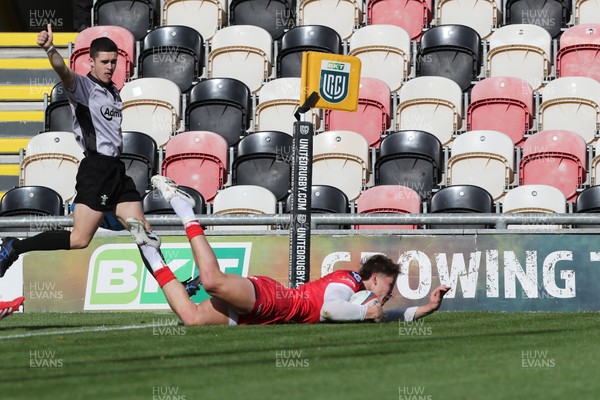 130925 - Dragons RFC v Scarlets - Preseason Friendly - Ellis Mee of Scarlets scores a try