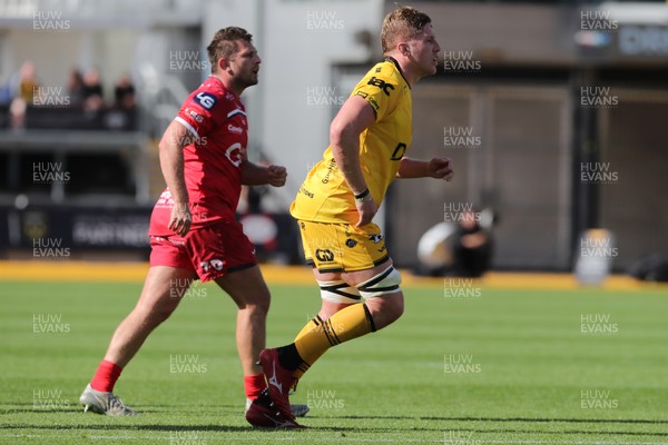 130925 - Dragons RFC v Scarlets - Preseason Friendly - Matthew Screech of Dragons shadowed by Alec Hepburn of Scarlets 
