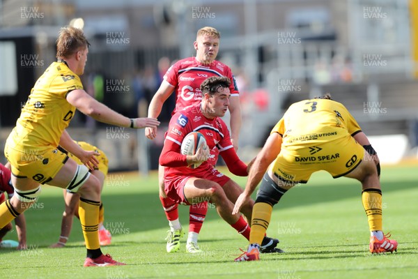 130925 - Dragons RFC v Scarlets - Preseason Friendly - Jac Davies of Scarlets evades Matthew Screech and Rob Hunt of Dragons 