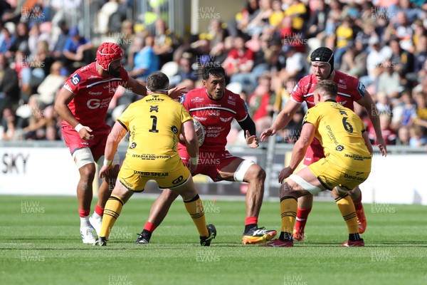 130925 - Dragons RFC v Scarlets - Preseason Friendly - Sam Lousi of Scarlets looks for a gap between Wyn Jones and Shane Lewis Hughes of Dragons 