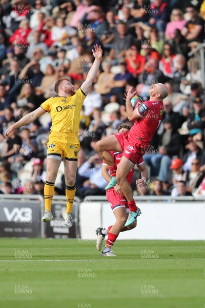 130925 - Dragons RFC v Scarlets - Preseason Friendly - Ioan Nicholas of Scarlets wins a high ball over Aneurin Owen of Dragons 