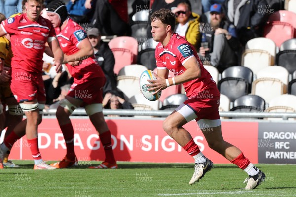 130925 - Dragons RFC v Scarlets - Preseason Friendly - Tomi Lewis of Scarlets runs out of defence 