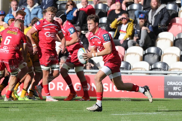 130925 - Dragons RFC v Scarlets - Preseason Friendly - Tomi Lewis of Scarlets runs out of defence 