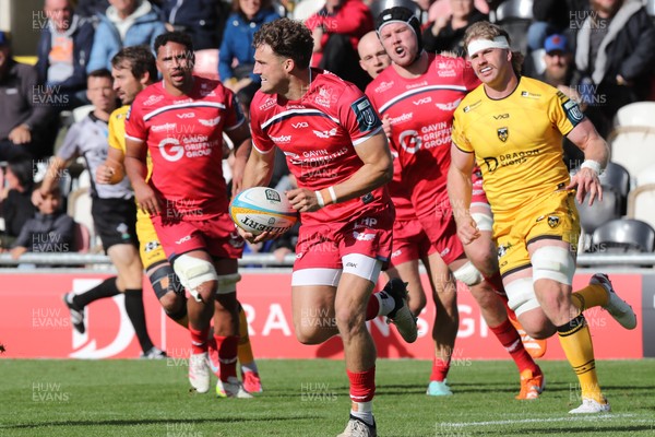 130925 - Dragons RFC v Scarlets - Preseason Friendly - Tomi Lewis of Scarlets runs out of defence 