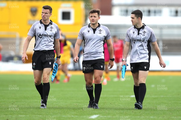 130925 - Dragons RFC v Scarlets - Preseason Friendly - Match officials leave the field 