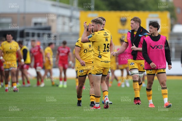 130925 - Dragons RFC v Scarlets - Preseason Friendly - Angus O’Brien of Dragons applauds supporters at the final whistle