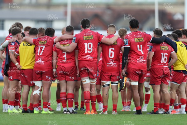 130925 - Dragons RFC v Scarlets - Preseason Friendly - Scarlets huddle at the final whistle 