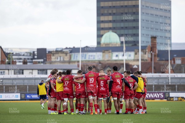 130925 - Dragons RFC v Scarlets - Preseason Friendly -  Scarlets huddle at the final whistle 
