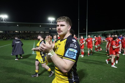 220325 - Dragons RFC v Ulster - United Rugby Championship - Aaron Wainwright of Dragons thanks fans at full time