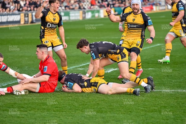 220325 - Dragons RFC v Ulster - United Rugby Championship - Aneurin Owen of Dragons RFC scores the first try of the game with Will Reed celebrating