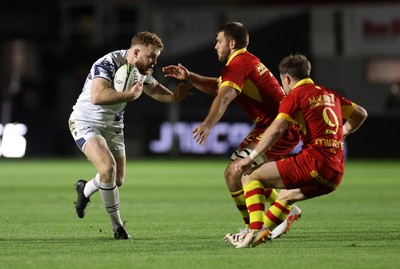 161026 - Dragons RFC v USA Perpignan - European Rugby Challenge Cup - Aneurin Owen of Dragons is challenged by Jules Coulon of Perpignan 