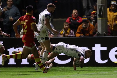161026 - Dragons RFC v USA Perpignan - European Rugby Challenge Cup - Jared Rosser of Dragons scores a try
