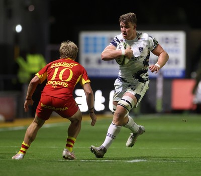 161026 - Dragons RFC v USA Perpignan - European Rugby Challenge Cup - Shane Lewis-Hughes of Dragons is challenged by Jake McIntyre of Perpignan 