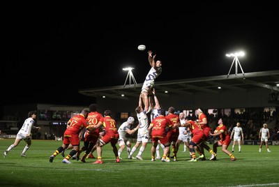 161026 - Dragons RFC v USA Perpignan - European Rugby Challenge Cup - Ben Carter of Dragons wins the line out