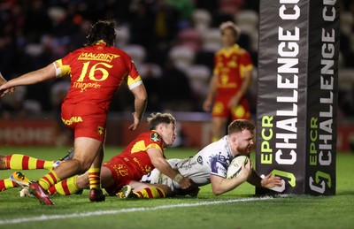 161026 - Dragons RFC v USA Perpignan - European Rugby Challenge Cup - Aneurin Owen of Dragons pushes forward to score a try