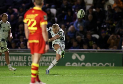 161026 - Dragons RFC v USA Perpignan - European Rugby Challenge Cup - Tinus de Beer of Dragons kicks a penalty
