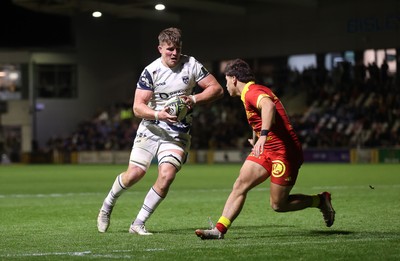 161026 - Dragons RFC v USA Perpignan - European Rugby Challenge Cup - Shane Lewis-Hughes of Dragons is just short of the line