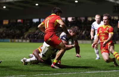 161026 - Dragons RFC v USA Perpignan - European Rugby Challenge Cup - Shane Lewis-Hughes of Dragons is just short of the line