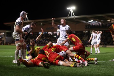 161026 - Dragons RFC v USA Perpignan - European Rugby Challenge Cup - Fetuli Paea of Dragons scores a try