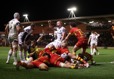 161026 - Dragons RFC v USA Perpignan - European Rugby Challenge Cup - Fetuli Paea of Dragons scores a try