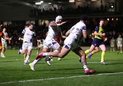 161026 - Dragons RFC v USA Perpignan - European Rugby Challenge Cup - Fetuli Paea of Dragons runs in to score a try