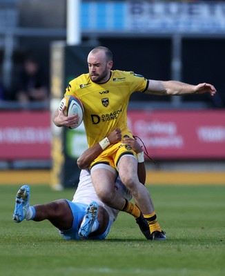 170426 - Dragons v Vodacom Bulls - United Rugby Championship - Cai Evans of Dragons is tackled by Canan Moodie of Bulls 