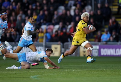 170426 - Dragons v Vodacom Bulls - United Rugby Championship - Fine Inisi of Dragons makes a break to run in to score a try