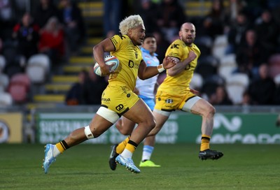 170426 - Dragons v Vodacom Bulls - United Rugby Championship - Fine Inisi of Dragons makes a break to run in to score a try