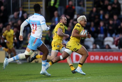170426 - Dragons v Vodacom Bulls - United Rugby Championship - Fine Inisi of Dragons makes a break to run in to score a try
