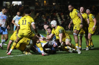 170426 - Dragons v Vodacom Bulls - United Rugby Championship - Marcell Coetzee of Bulls scores a try