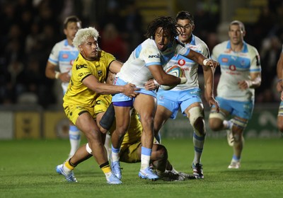 170426 - Dragons v Vodacom Bulls - United Rugby Championship - Stedman Gans of Bulls is tackled by Fetuli Paea and Fine Inisi of Dragons 