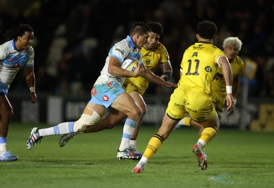 170426 - Dragons v Vodacom Bulls - United Rugby Championship - Harold Vorster of Bulls makes a break