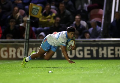 170426 - Dragons v Vodacom Bulls - United Rugby Championship - Devon Williams of Bulls scores a try