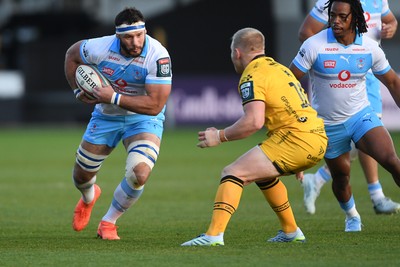 170426 - Dragons RFC v Vodacom Bulls - United Rugby Championship - Marcell Coetzee of Bulls is challenged by Tinus De Beer of Dragons