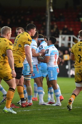 170426 - Dragons RFC v Vodacom Bulls - United Rugby Championship - Embrose Papier of Bulls scores the first try of the game