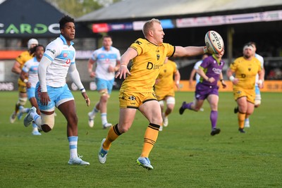 170426 - Dragons RFC v Vodacom Bulls - United Rugby Championship - Tinus De Beer of Dragons is chased down by Canan Moodie of Bulls
