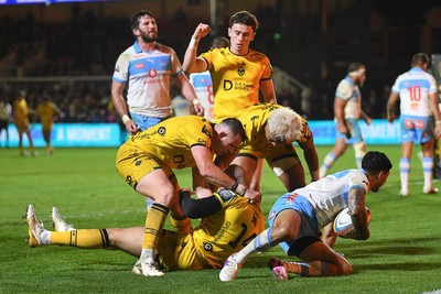 170426 - Dragons RFC v Vodacom Bulls - United Rugby Championship - Jared Rosser of Dragons runs in to score a try that is later disallowed 