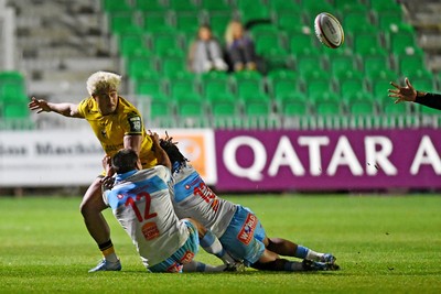 170426 - Dragons RFC v Vodacom Bulls - United Rugby Championship - Fine Inisi of Dragons is challenged by Harold Vorster of Bulls