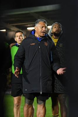 170426 - Dragons RFC v Vodacom Bulls - United Rugby Championship - Dragons head coach, Filo Tiatia leads his sides huddle at full time