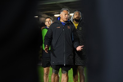 170426 - Dragons RFC v Vodacom Bulls - United Rugby Championship - Dragons head coach, Filo Tiatia leads his sides huddle at full time