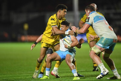 170426 - Dragons RFC v Vodacom Bulls - United Rugby Championship - Rio Dyer of Dragons is challenged by Devon Williams of Bulls
