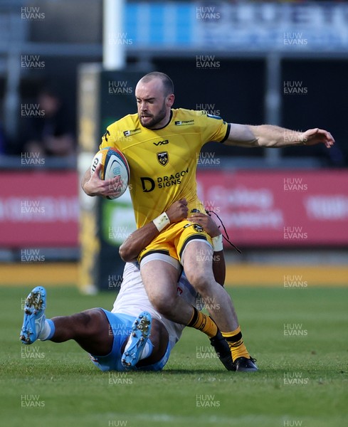 170426 - Dragons v Vodacom Bulls - United Rugby Championship - Cai Evans of Dragons is tackled by Canan Moodie of Bulls 